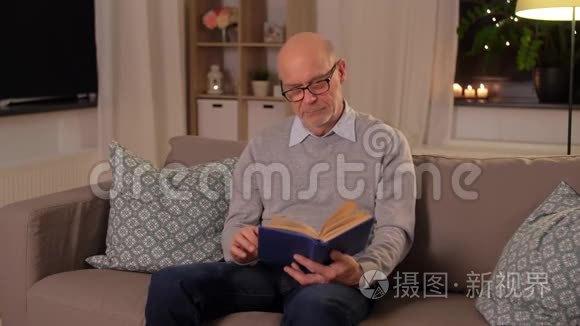 秃顶的老人坐在沙发上看书视频