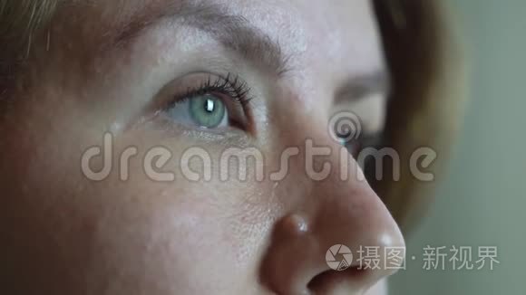 灰绿色眼睛的女孩特写.短视频
