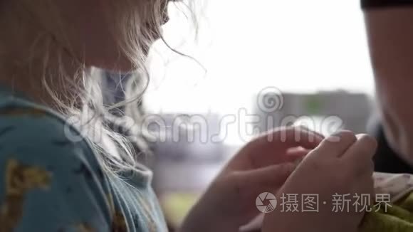 妈妈和女儿一起做自制口罩视频