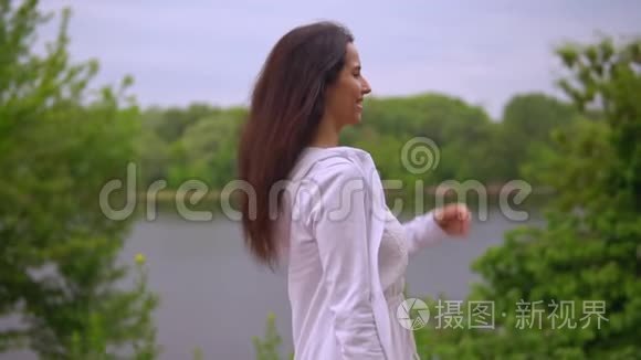 女性沿湖散步视频