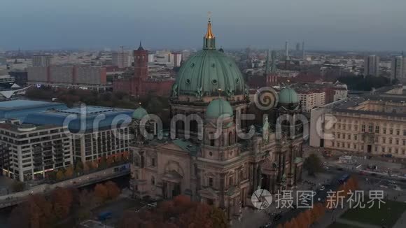 宫殿环绕柏林大教堂，美丽的旧建筑，色彩鲜艳，顶部有金色的十字架和城市生活