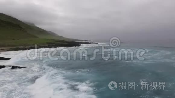 阿曼苏丹国Salalah、海浪和岩石坠落时无人机的惊人射击