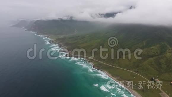 阿曼苏丹国Salalah、海浪和岩石坠落时无人机的惊人射击