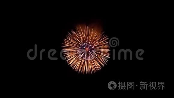 夜空中闪耀着金光的大烟花炮,阿尔法绿幕动画短视频