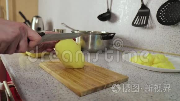 手把土豆切在木板上
