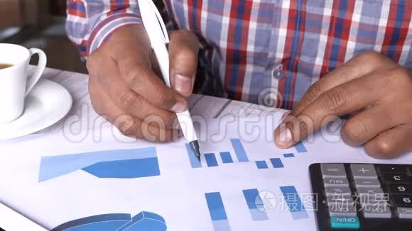 人手分析办公桌财务图表视频