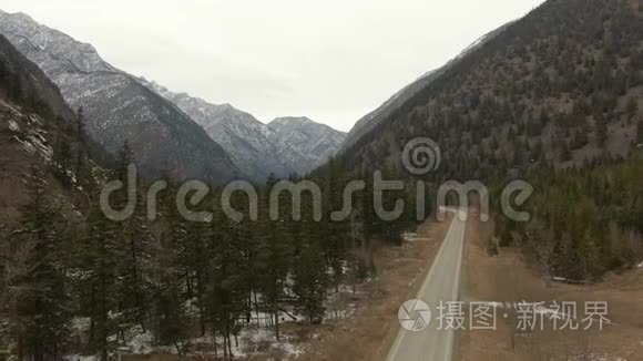 加拿大山区风景道的鸟瞰图