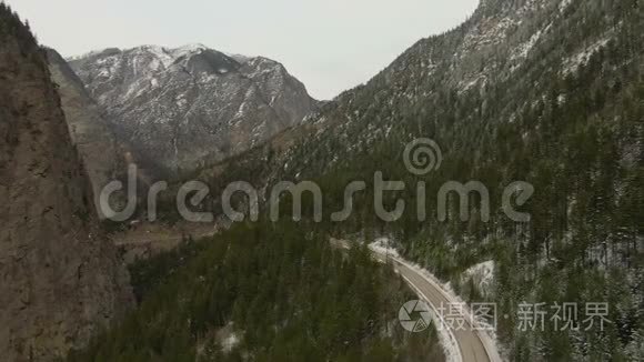 加拿大山区风景道的鸟瞰图