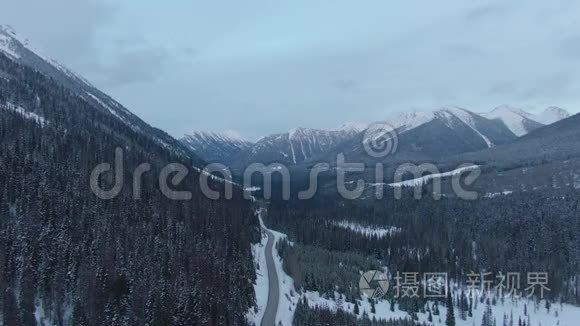 加拿大山景中风景道的鸟瞰图视频