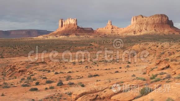 犹他州纪念碑山谷的马鞍背梅萨日出全景