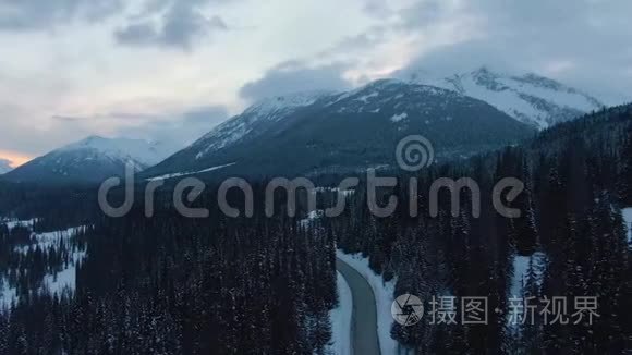 加拿大山景中风景道的鸟瞰图视频