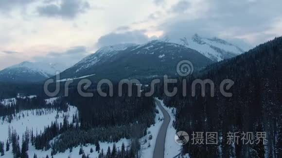 加拿大山景中风景道的鸟瞰图视频