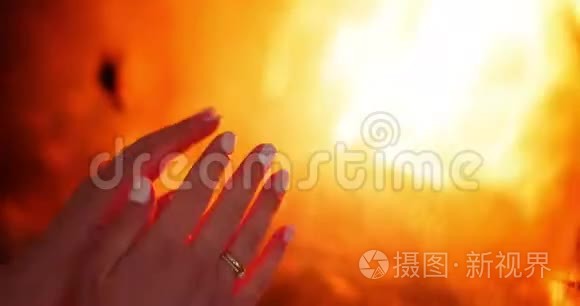 女人在家的壁炉旁温暖双手视频