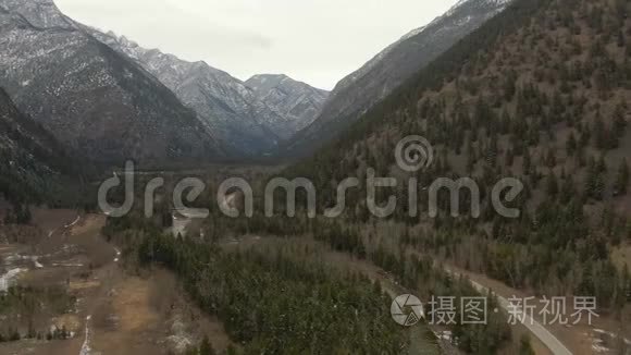 加拿大山区风景道的鸟瞰图视频