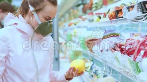 女人欧洲外观在一个保护性呼吸，医疗口罩在一个市场，一个商店。 选择蔬菜和水果
