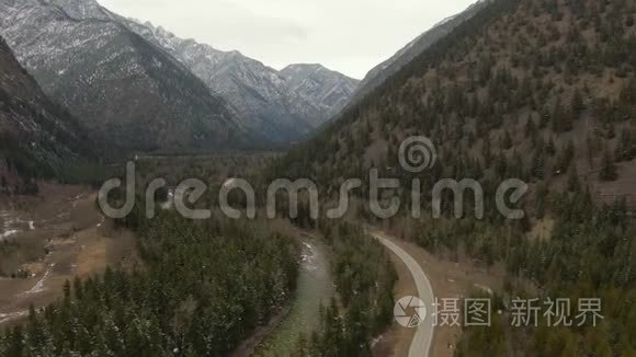 加拿大山区风景道的鸟瞰图