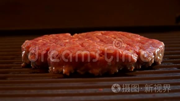 汉堡的生牛肉片在户外烤架上煎视频