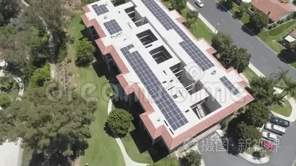 航空太阳能电池板，建筑群，现代技术，替代能源