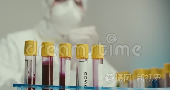 实验室科学家手套保护试管移液管病毒试剂疫苗比对实验