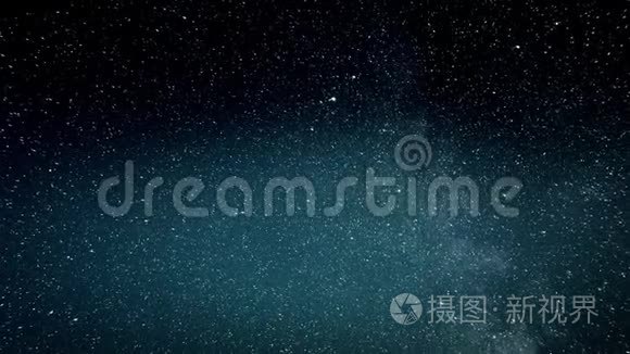 星星会随着时间流逝在夜空中，背景是绿色的蓝色自然，暗星系空间