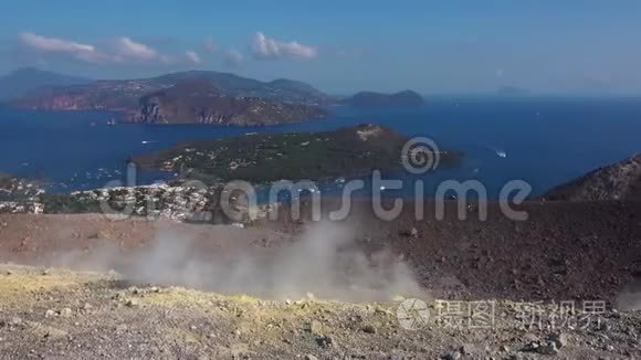 火山气体从瓦肯诺岛的福萨火山口的富马耳流出。 人们走在热气腾腾的山脊上。 利普利