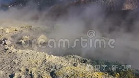 火山气体从瓦肯诺岛的福萨火山口的富马耳流出。 利帕里群岛的景色。 地中海