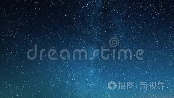 星星会随着时间推移在夜空背景蓝色的自然暗星系空间