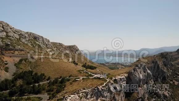 空中观赏美丽的自然景观.. 游客在米拉多埃斯Colomer观点。 旅游胜地