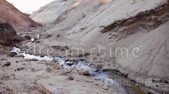 山涧中的沙山峡谷景观视频