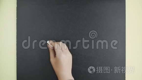 上景。 女人用粉笔在黑板上写Lesson3这个词。