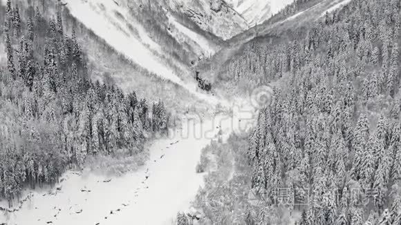 在山林中鸟瞰.. 冬季景观