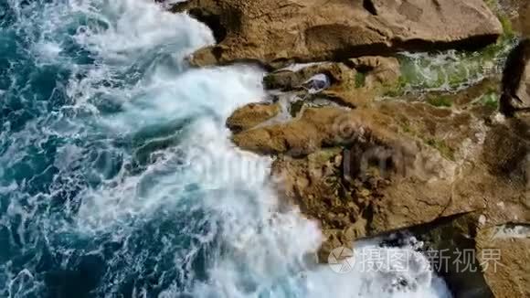 海浪冲击岩石的海水视频