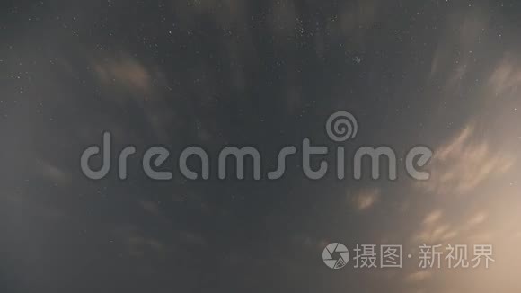 真正的夜空之星。 天然星空蓝色背景。 4K时间推移