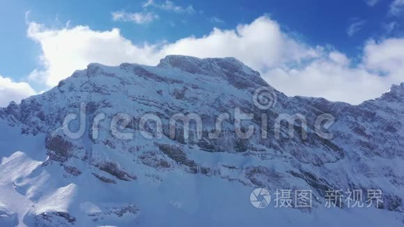 山上美丽的雪景空中飞行镜头视频