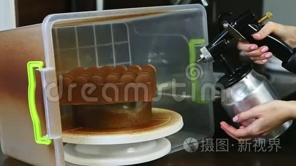 用液体巧克力覆盖现代形状奶油慕斯蛋糕的过程