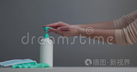 洗手液酒精凝胶擦净手卫生预防冠状病毒爆发.. 女人用一瓶
