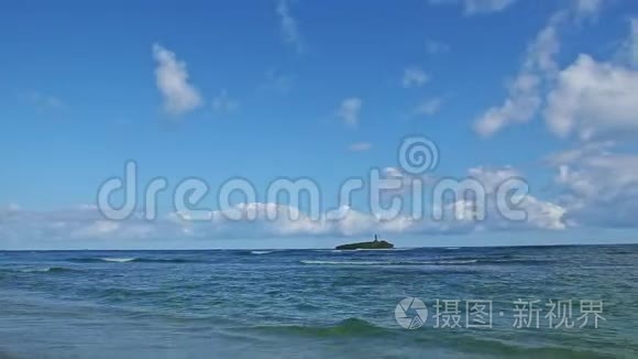 蓝色海面上白云绵绵，带着海浪和沙滩