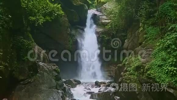 高山瀑布环绕着黑暗的悬崖，俯瞰全景