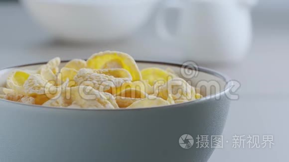 玉米片放在蓝色陶瓷碗里视频