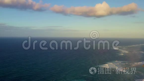 日落时拍摄海景和海岸景观视频