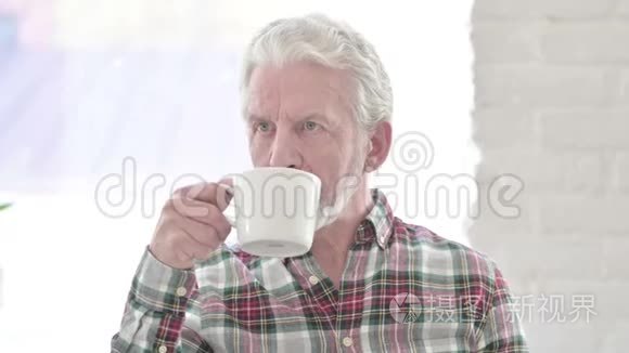 休闲老人喝咖啡的肖像视频