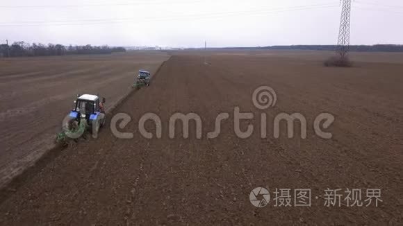 耕种土地播种冬作物的农业工作视频