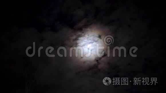 夜晚有月亮和云彩的美丽天空视频