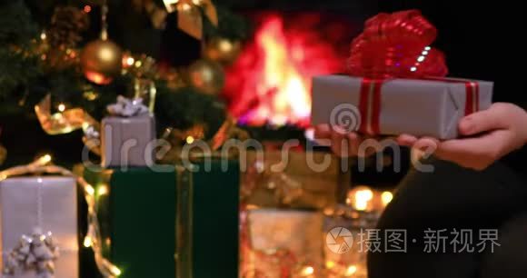 圣诞树下壁炉旁的女孩视频
