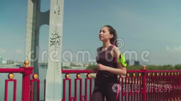 女子在桥上慢跑后呼吸困难视频