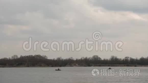 春天湖上的橡皮船渔民视频
