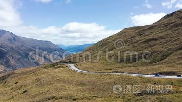 昆斯敦和瓦纳卡之间群山中蜿蜒的道路，被称为皇冠山脉