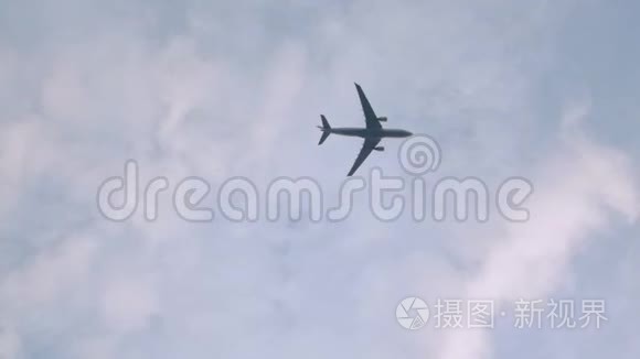 飞机在云天上飞行视频