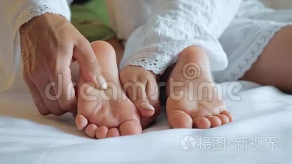 妈妈把婴儿的脚贴近按摩。