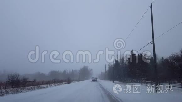 驾驶乡村道路与常绿森林树木在路边行驶在车辆后面。 卡车后面的司机视角POV